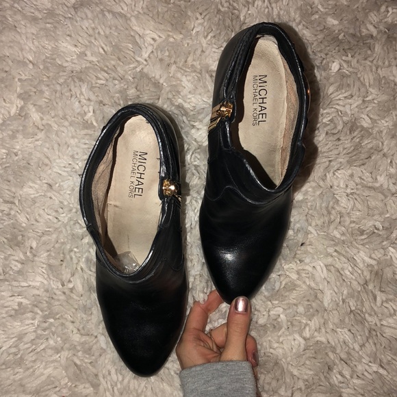 Michael Kors booties - Picture 2 of 5